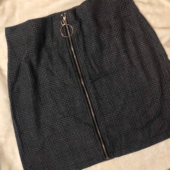 ✨ NEW Grey plaid skirt with ring loop zipper - Picture 2 of 3